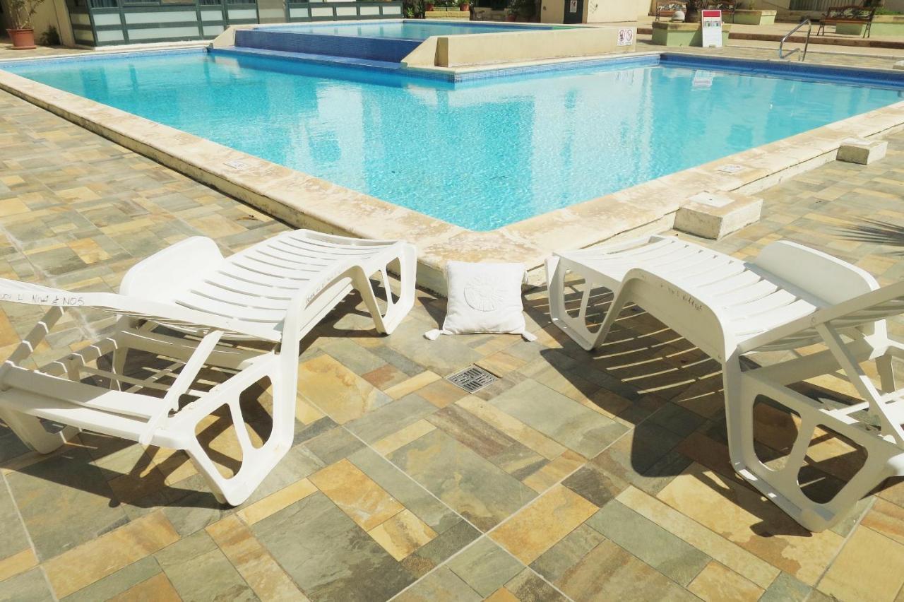 Stunning Penthouse Roof Terrace & Communal Swimming Pool 세인트폴스베이 외부 사진